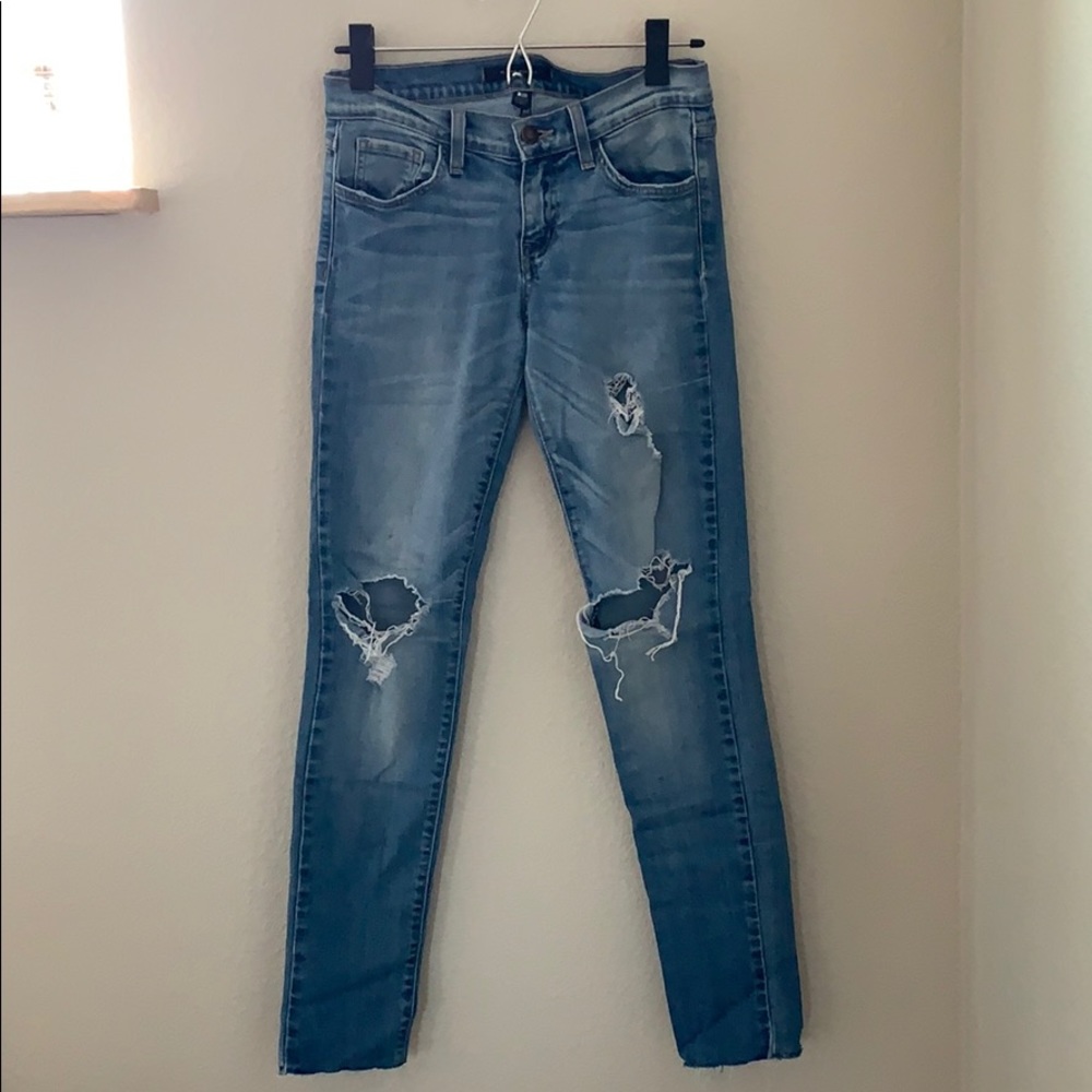 Distressed skinny jeans
